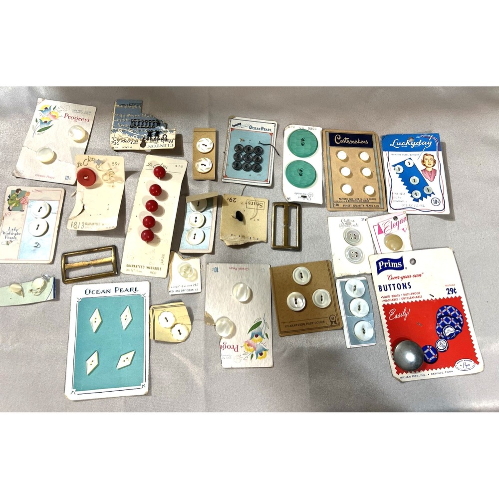 VTG BUTTONS‎ 65 VINTAGE BUTTONS ON ORIGINAL PACKAGING (2537)